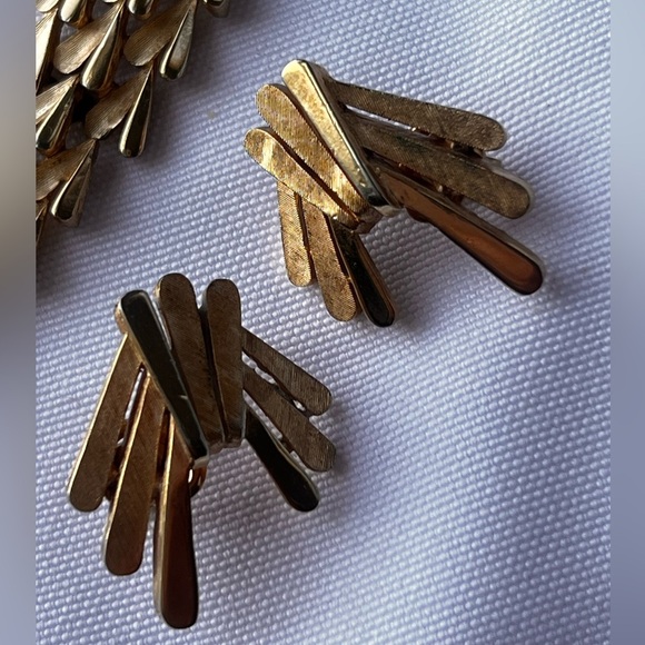 1950s Crown Trifari set gold bracelet with safety & clip on earrings rare - Picture 5 of 8